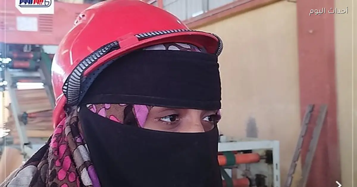 “أم سيد” من قنا تعمل في مصنع للأخشاب رغم التحديات