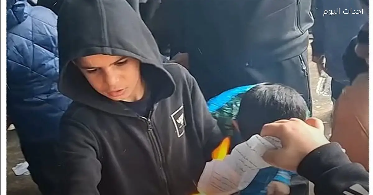 أهالي وطلاب مخيم الجليل في لبنان يحرقون كتاب الجغرافيا بسبب حذف فلسطين