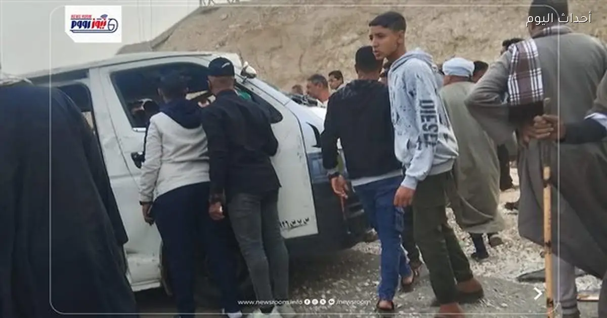 انقلاب ميكروباص على طريق قنا المحروسة وحصر المصابين