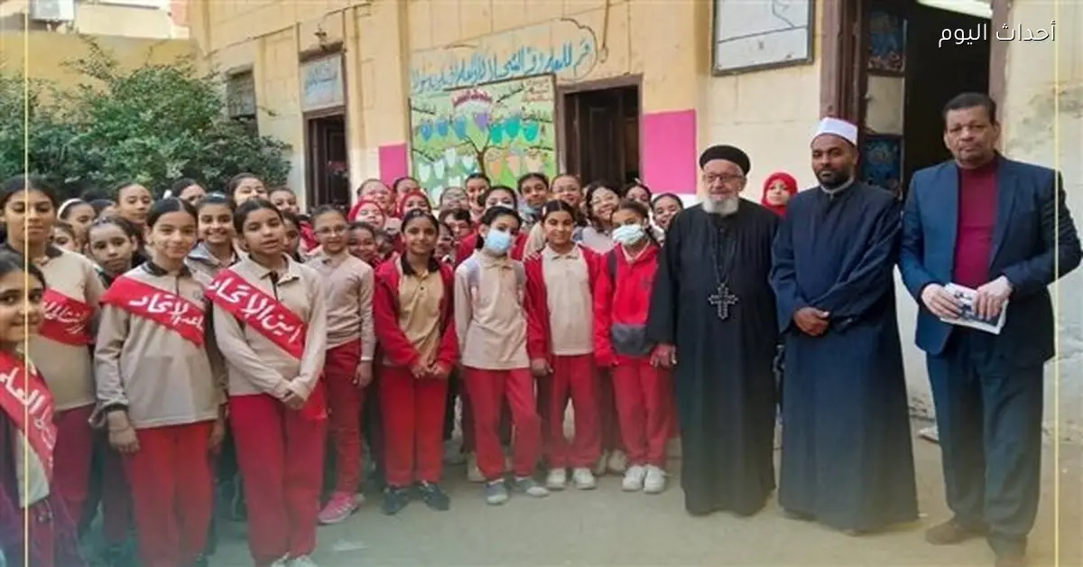 توزيع الكتب الدراسية على طلاب الفرقتين الأولى والثانية في مركز محفظي القرآن