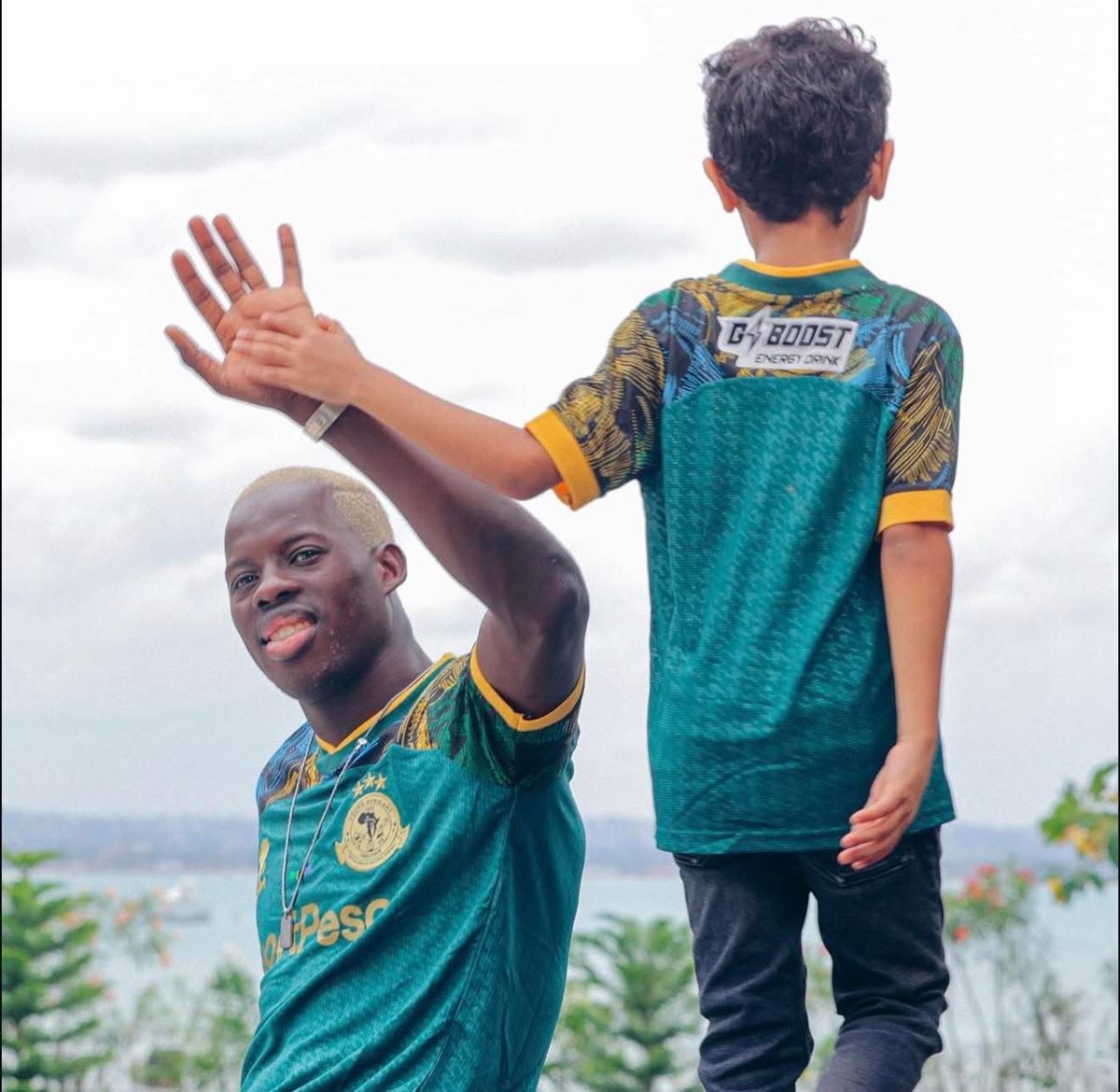 عزيز كي مع نجله قبل بطولة أفريقا