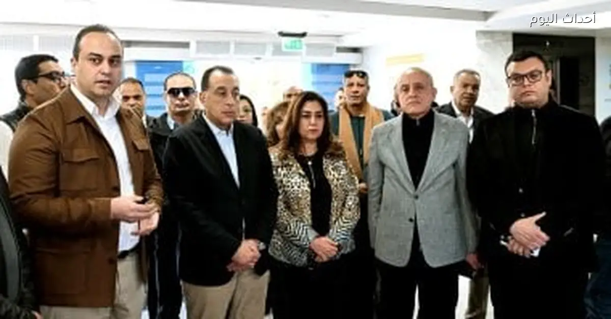 رئيس الوزراء يلتقط صورة مع طلاب مدرسة التمريض في مستشفى الكرنك بالأقصر