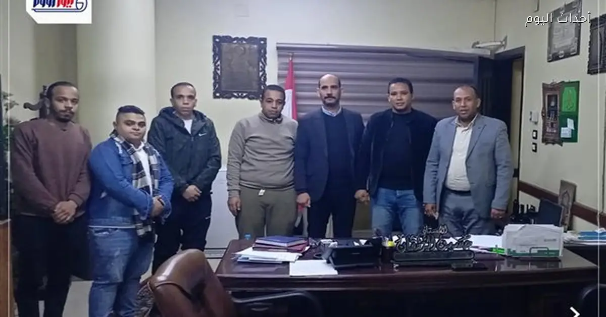 رئيس مدينة نجع حمادي يلتقي عمال مطعم الطعمية بعد فيديو التوبيخ