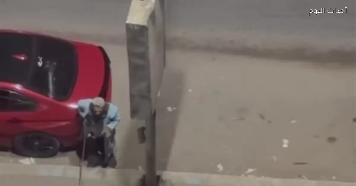 شخص يحطم زجاج السيارات في منطقة الملاحة بالسويس