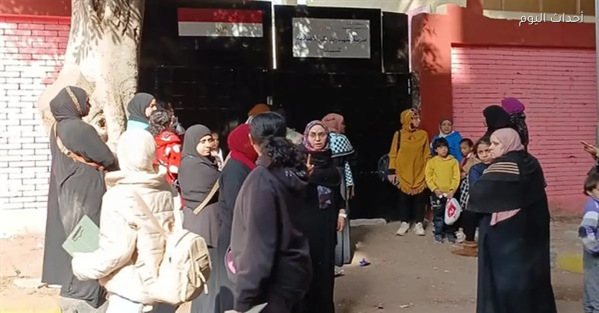 طلاب الإعدادية بالجيزة يؤدون امتحانات الجبر والهندسة