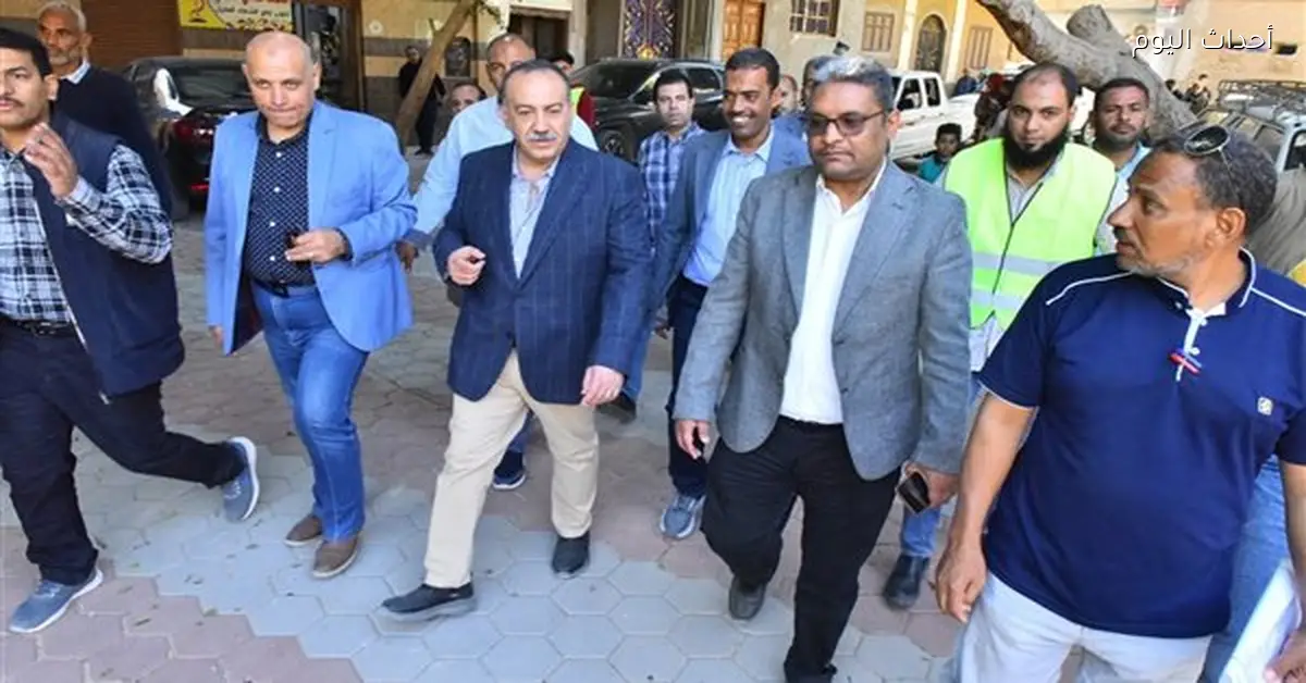 محافظ أسيوط يتفقد أعمال الإنترلوك في شارع المدارس بأبنوب