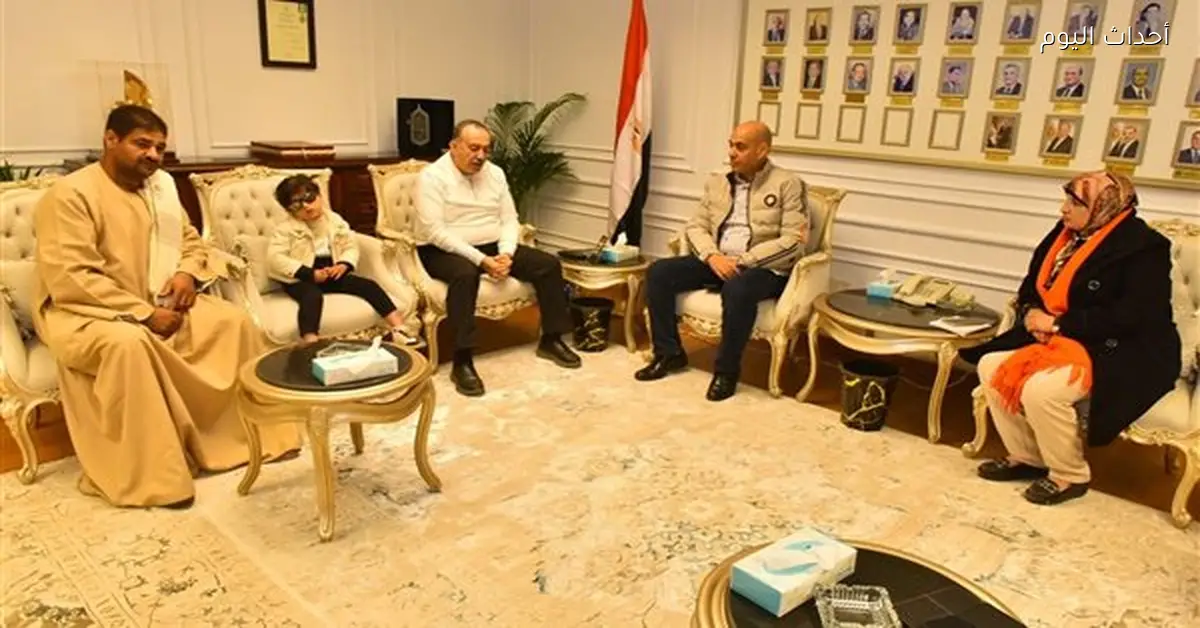محافظ أسيوط يتكفل بعلاج طفل كفيف