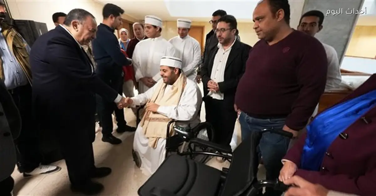 محافظ أسيوط يخصص كرسياً كهربائياً لمواطن ذي إعاقة