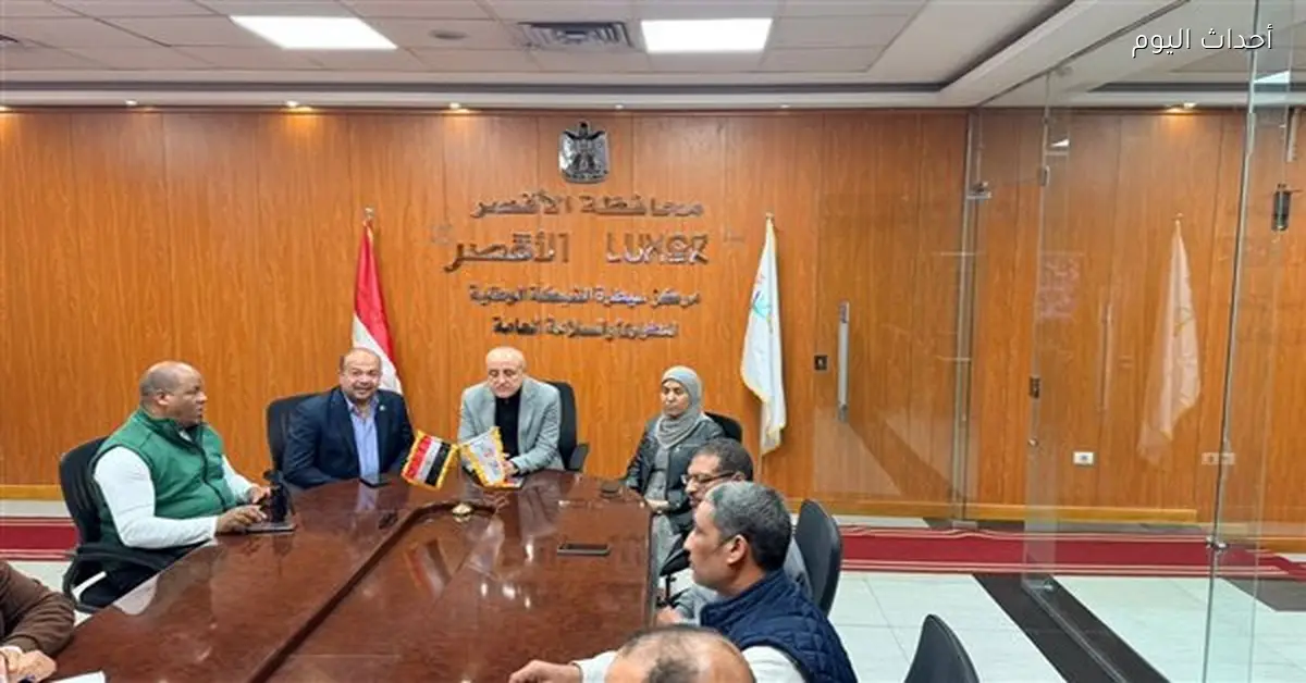 محافظ الأقصر يزور غرفة عمليات الطوارئ في جولة الإعادة