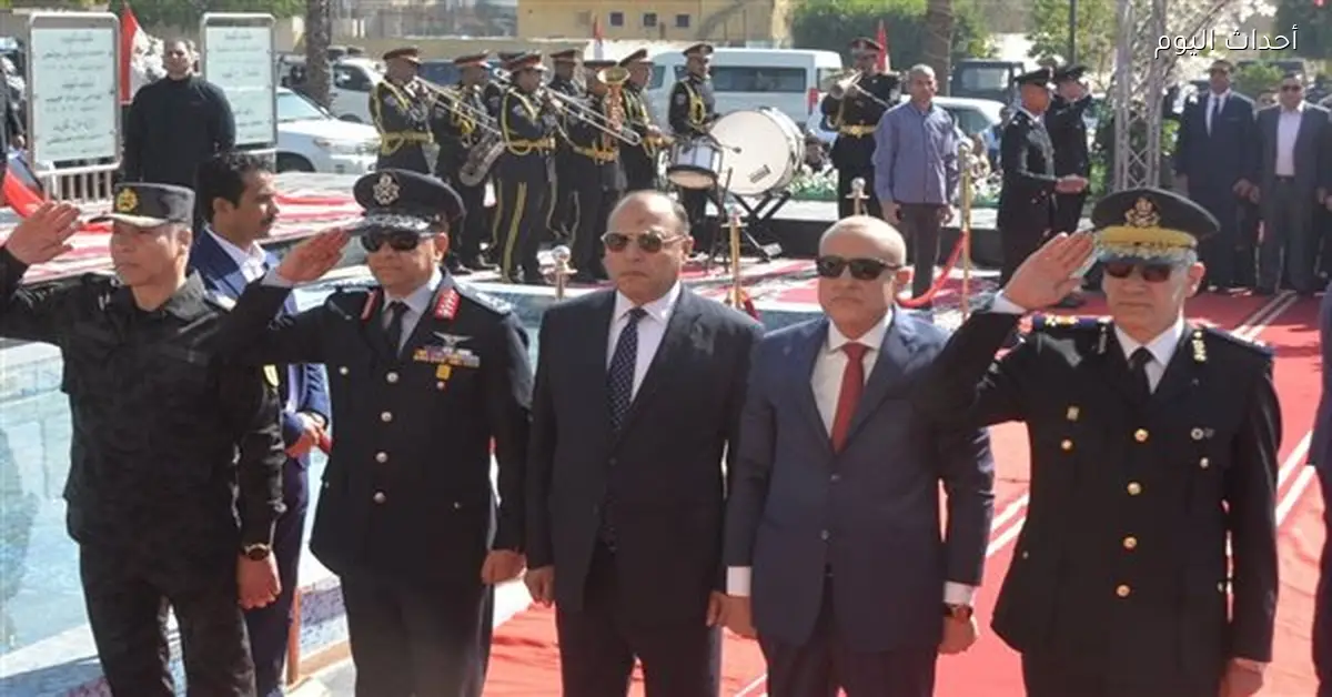 محافظ الأقصر يكرم شهداء الشرطة والجيش بإكليل زهور