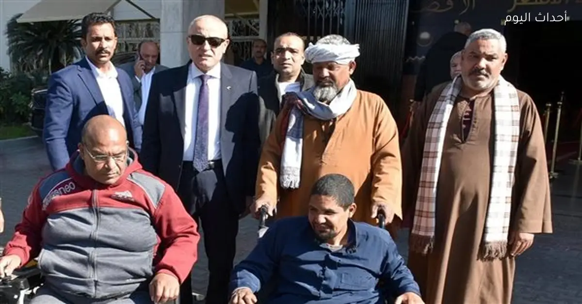 محافظ الأقصر يوزع كراسي كهربائية على مواطنين من أرمنت وطيبة