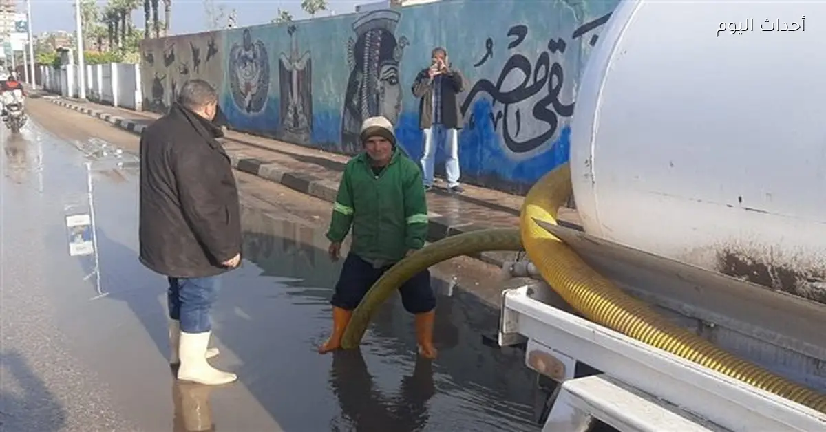 محافظ الدقهلية يراقب جهود إزالة مياه الأمطار