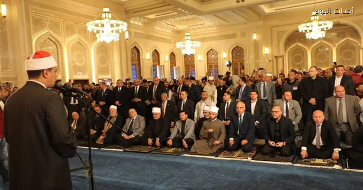 محافظ القاهرة يؤدي صلاة الجمعة في مسجد العزيز الحكيم