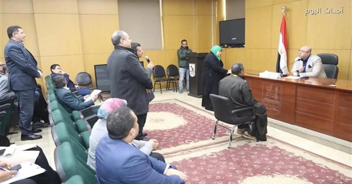 محافظ بني سويف يبحث مطالب أهالي الكوم الأحمر وإهناسيا