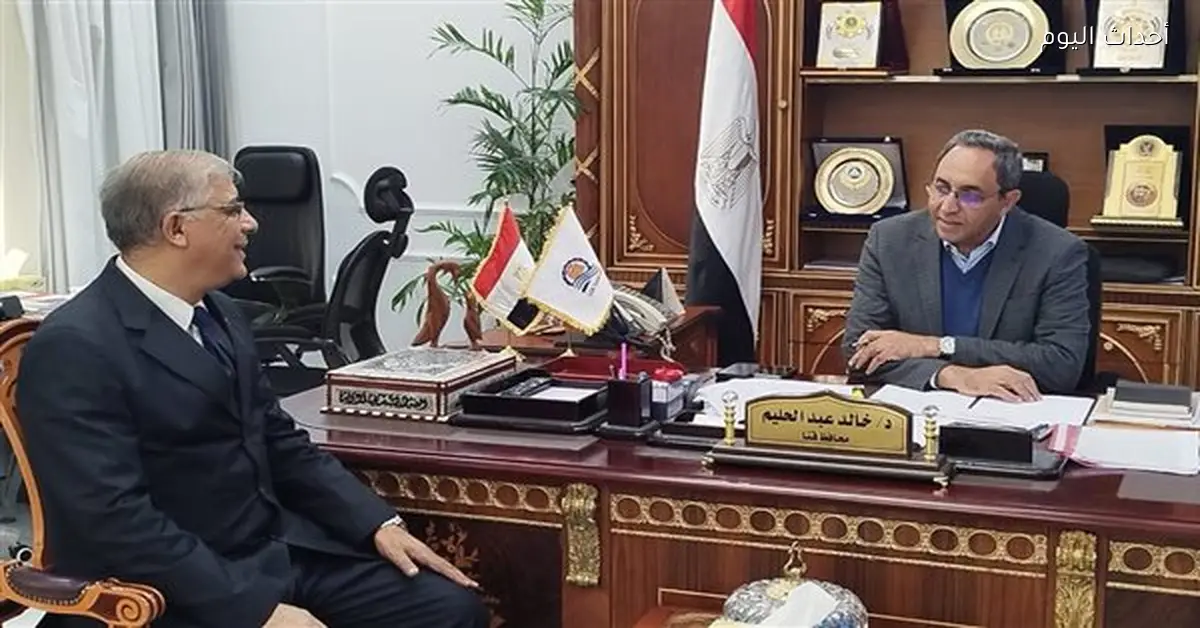 محافظ قنا يهنئ وكيل الوزارة الجديد مع انطلاقة العملية التعليمية