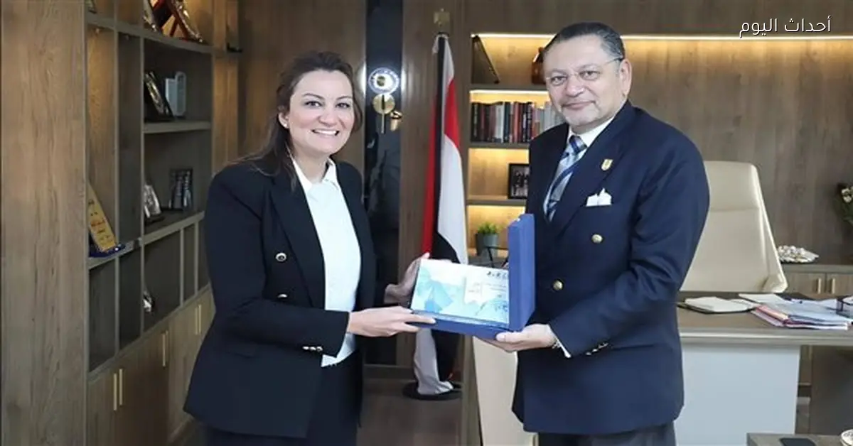 نائب محافظ الجيزة تستلم دليل الهوية البصرية من جامعة القاهرة