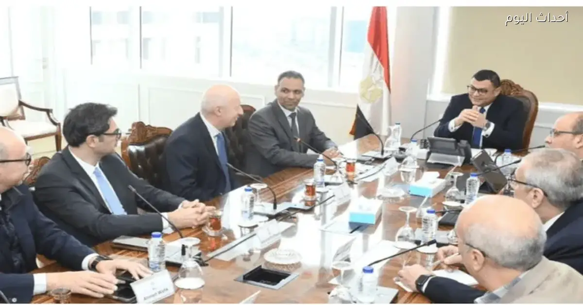 وزير الإسكان يناقش التعاون مع سان جوبان الفرنسية لتوفير الطاقة والمباني الخضراء