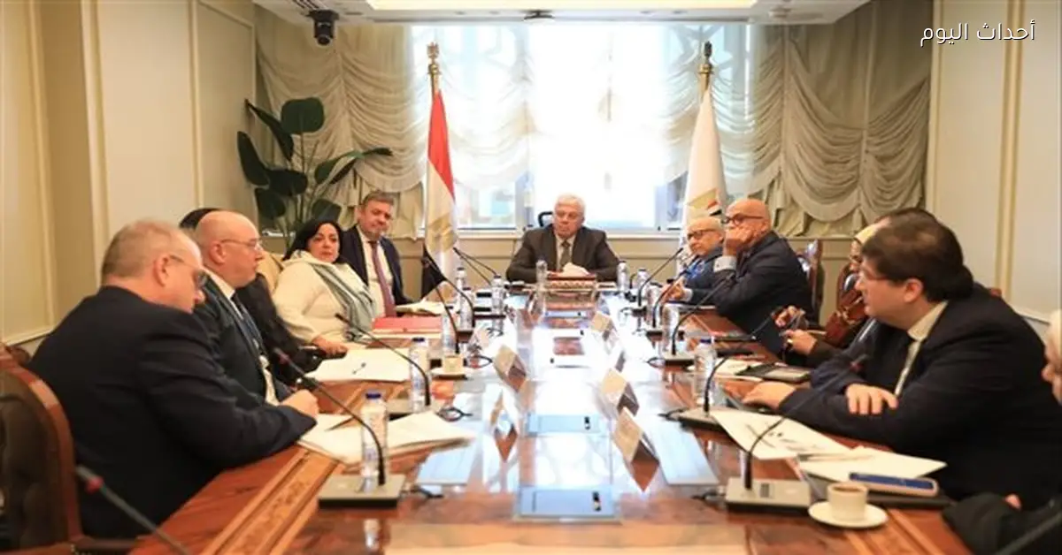 وزير التعليم العالي يناقش تعزيز التعاون مع جامعة إكستر البريطانية