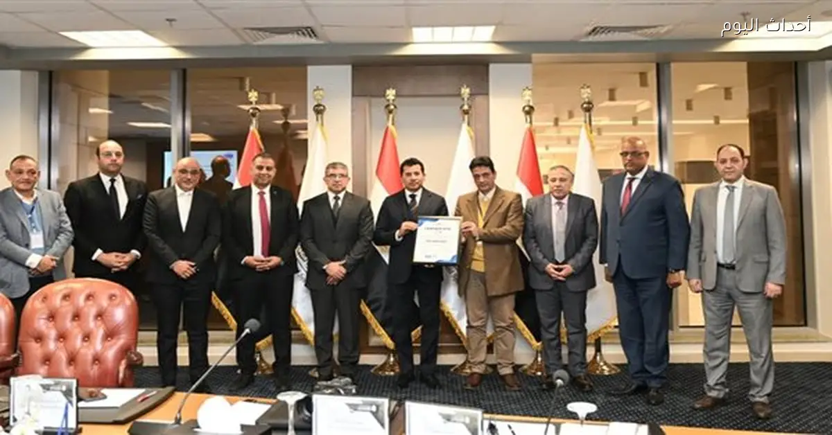 وزير الرياضة يفتتح مركز التنمية الشبابية والرياضية بشبرا بعد تسليم شهادة الأيزو