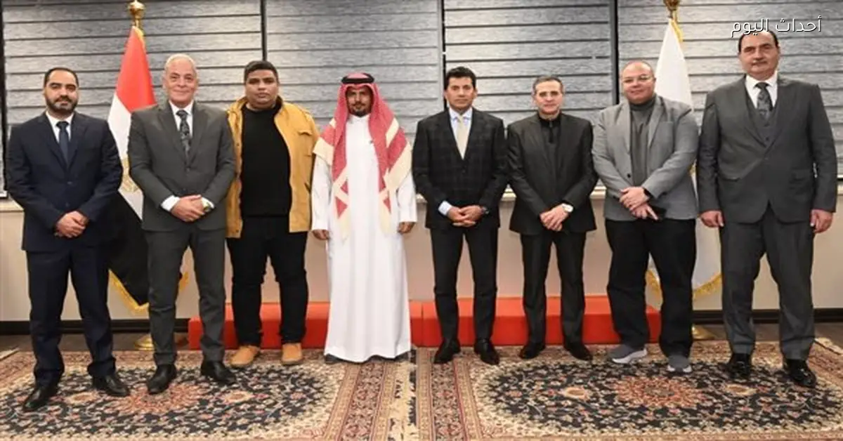 وزير الشباب والرياضة يناقش استعدادات افتتاح نادي جلوري بالعاشر من رمضان