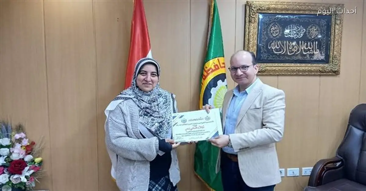 وكيل صحة الدقهلية يكرّم أسماء رمضان المتفوقة في دعم الحياة