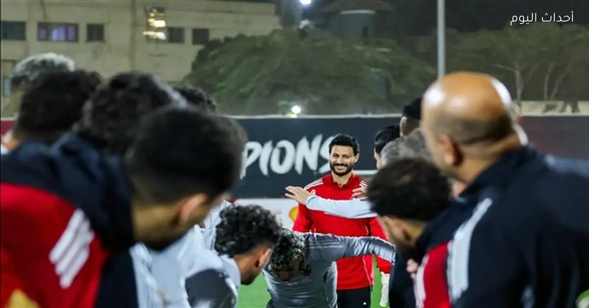 احتفال لاعبي الأهلي بعيد ميلاد إمام عاشور قبل مباراة سموحة