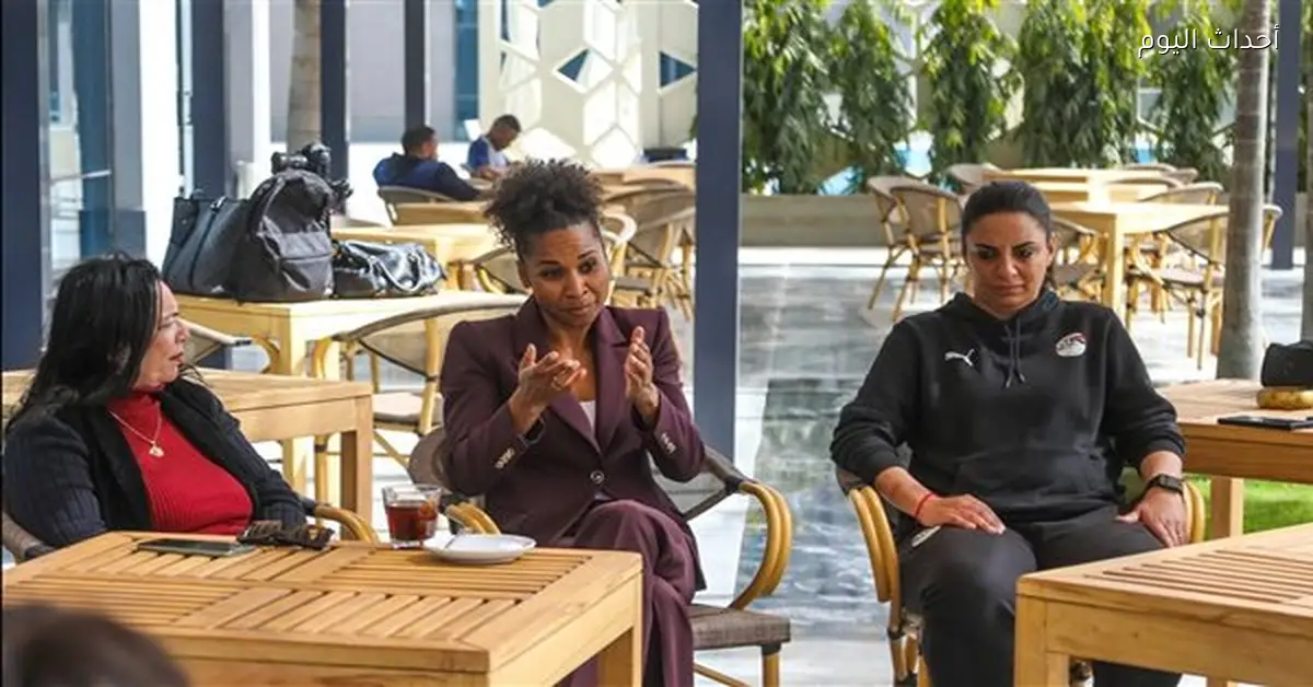 اجتماع رئيس لجنة تطوير الكرة النسائية بالفيفا مع الجهاز الفني لمنتخب مصر