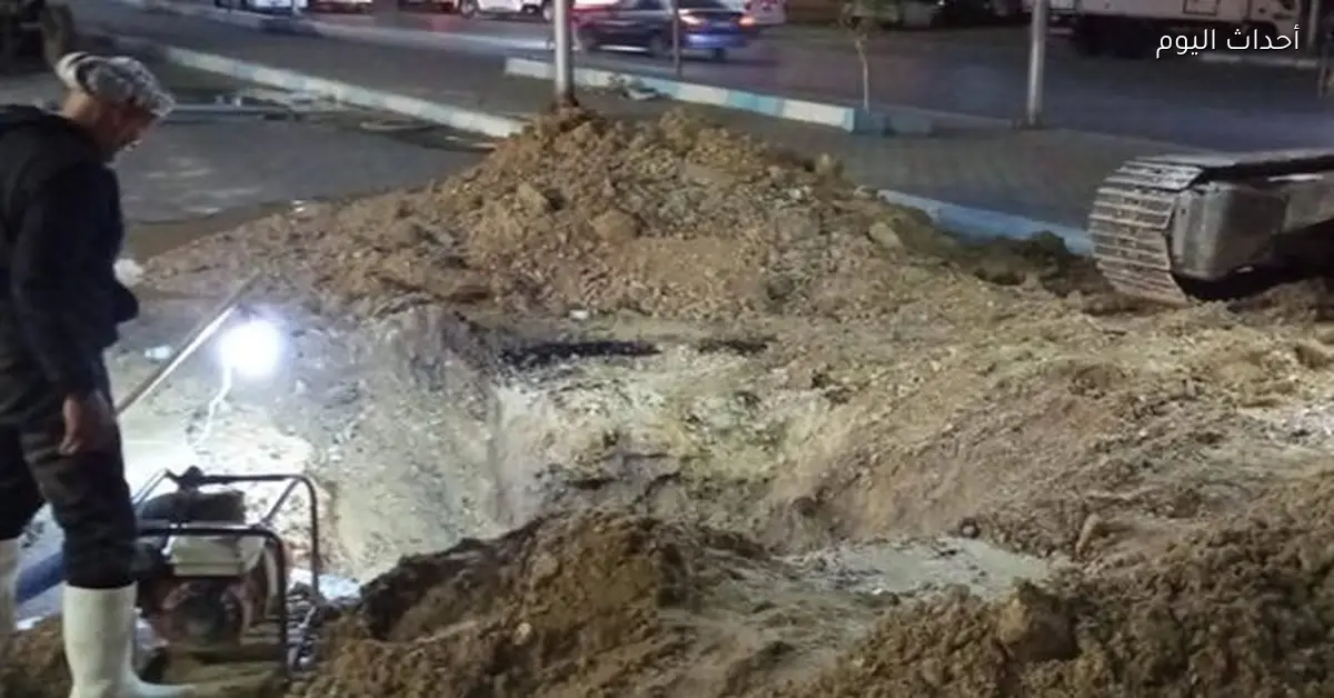 استمرار أعمال النظافة في حي فيصل بالسويس مع إصلاح كسر خط مياه