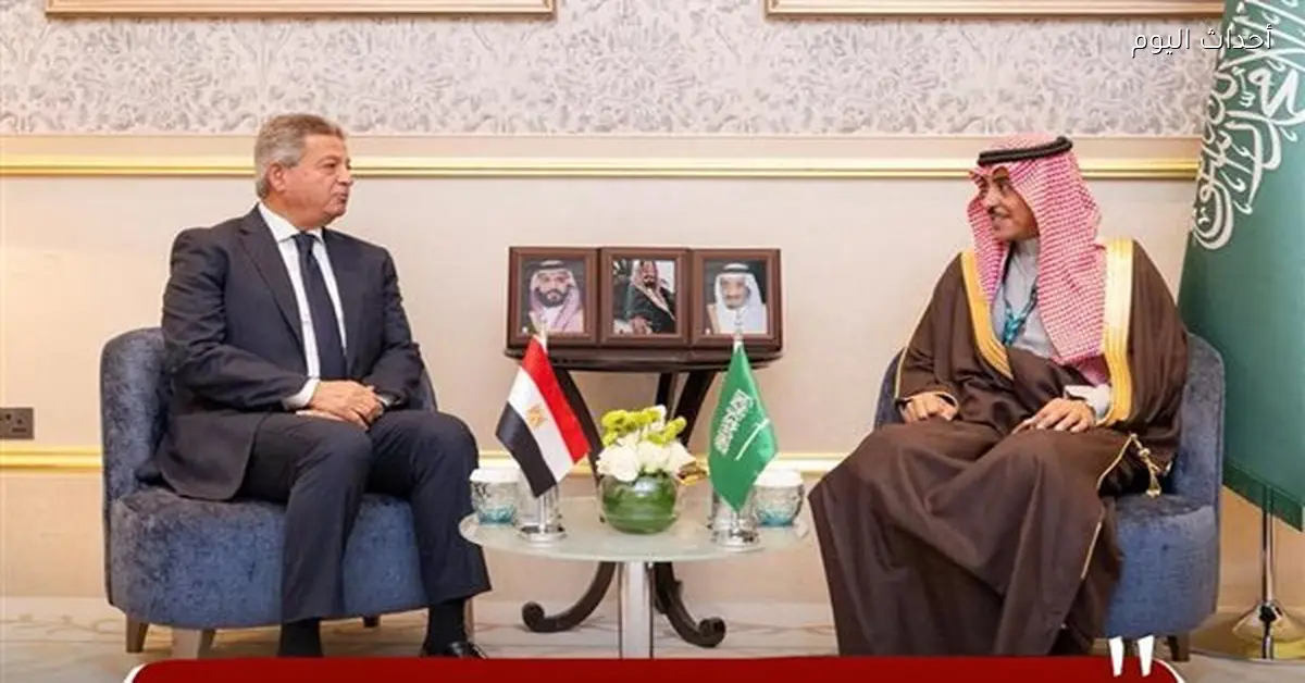 رئيس الإعلام يلتقي وزير الإعلام السعودي لبحث التعاون