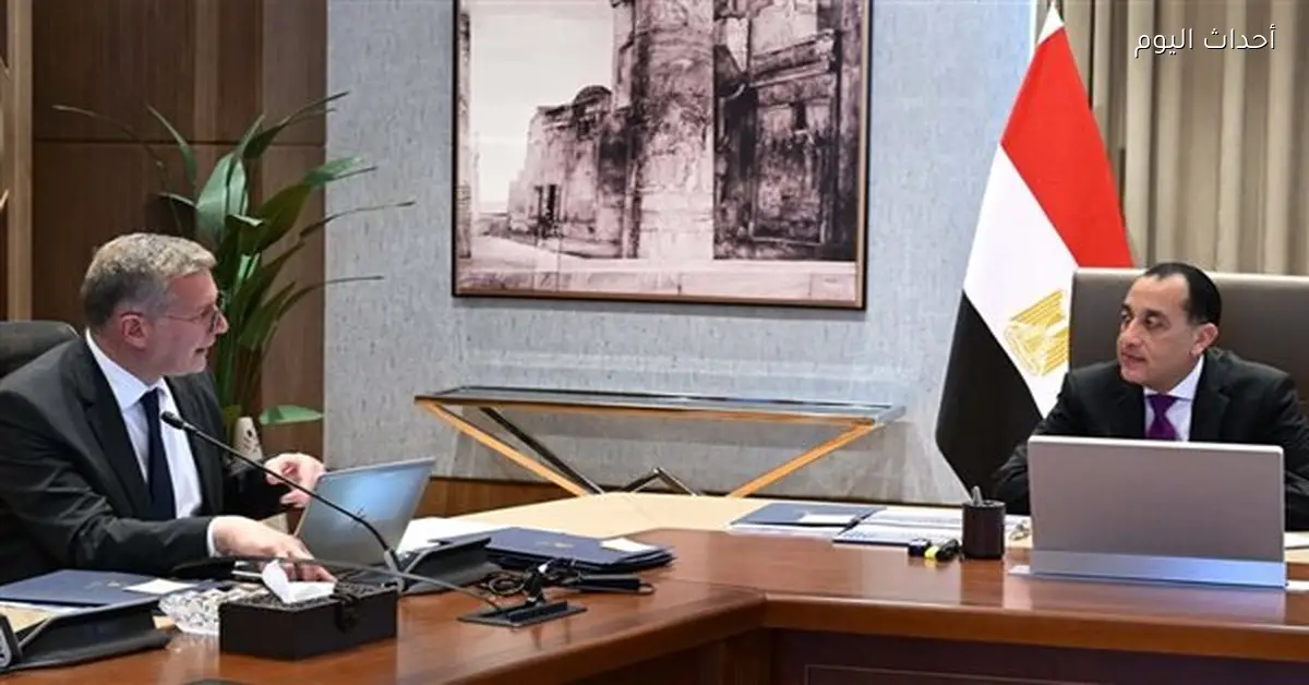 رئيس الوزراء يطلع على مستجدات مشروعات وزارة البترول