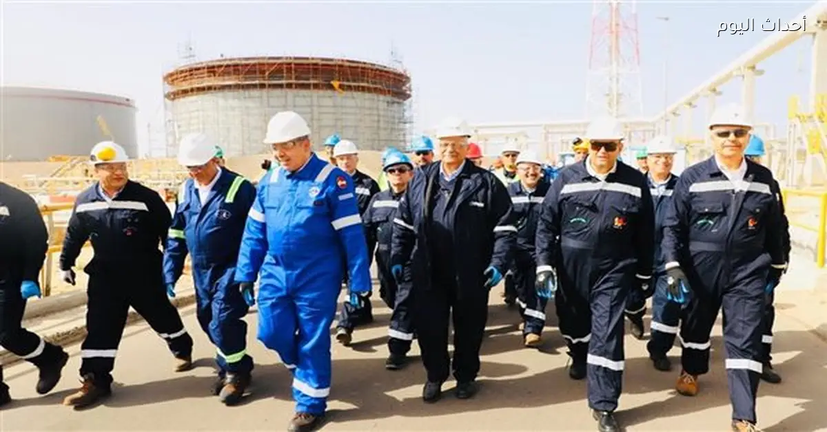 رئيس هيئة البترول يتفقد معامل التكرير في الإسكندرية