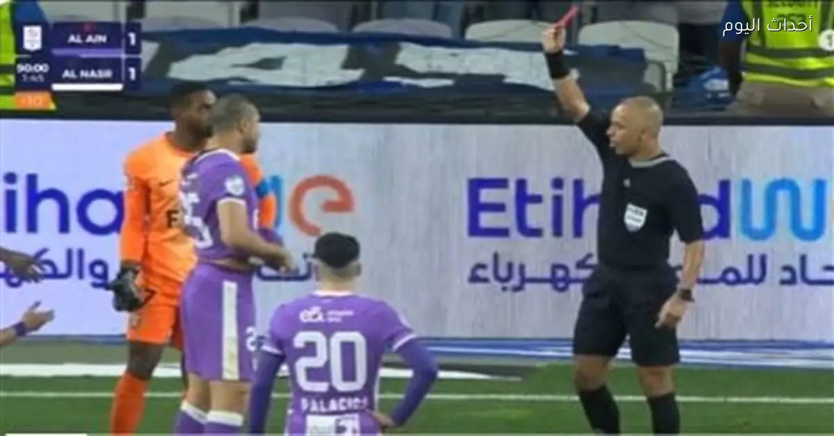 رامي ربيعة يغادر الملعب بعد طرده في تعادل العين والنصر بالدوري الإماراتي