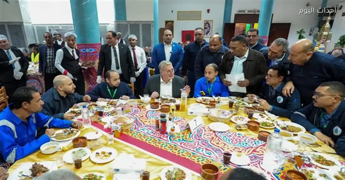 وزير البترول يحضر إفطار رمضان مع العاملين في حقول رأس غارب