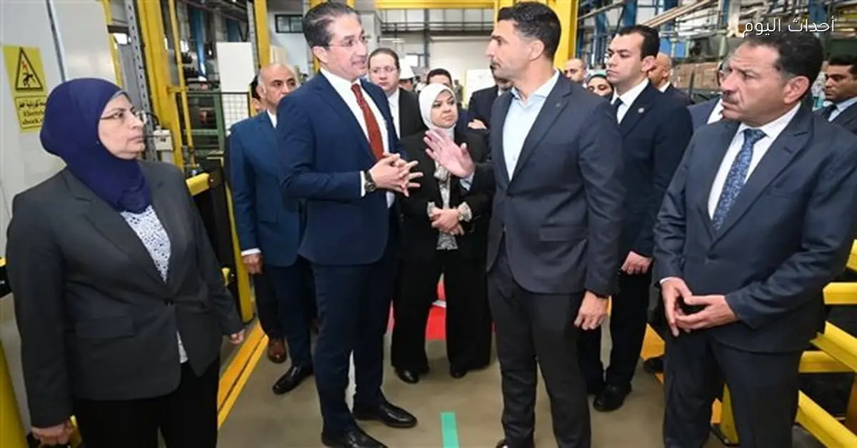 وزير الصناعة يتفقد مصانع مؤتمتة بالعاشر من رمضان