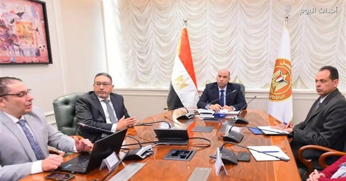 وزير العمل يراجع ميكنة خدمات الوزارة للمنصة الرقمية