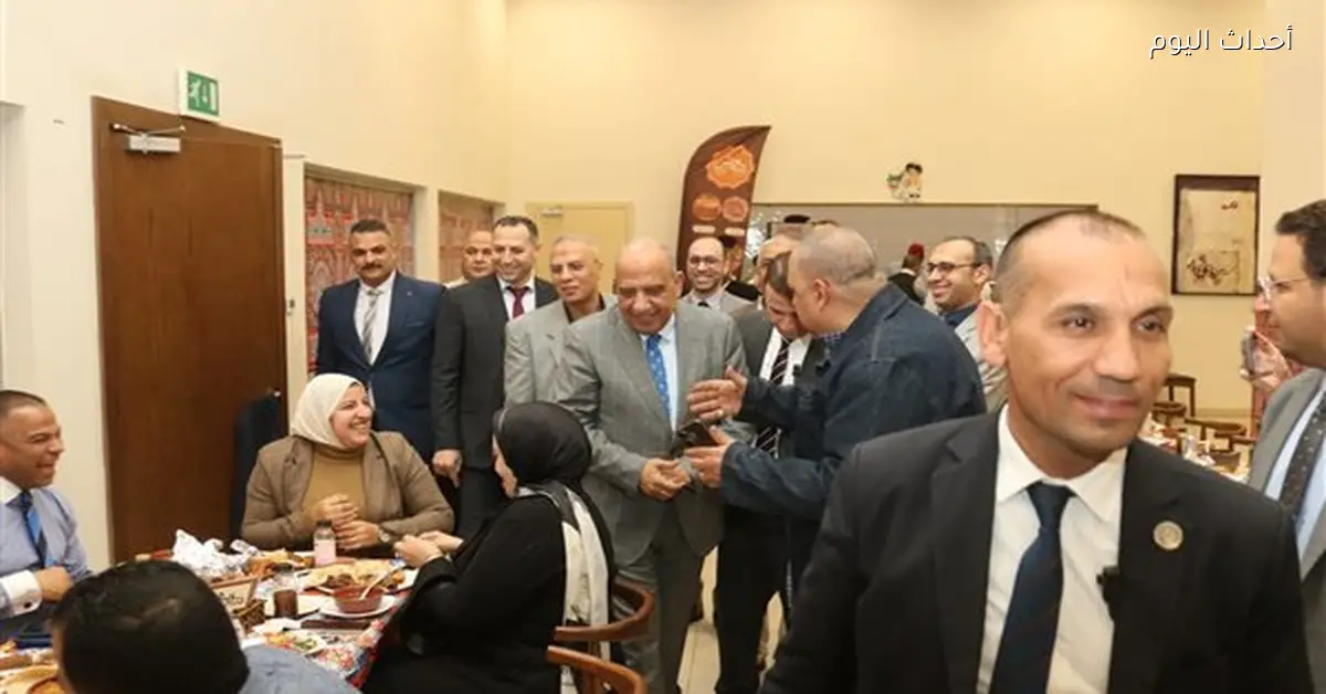 وزير الكهرباء يتناول الإفطار مع موظفي الوزارة والشركة القابضة