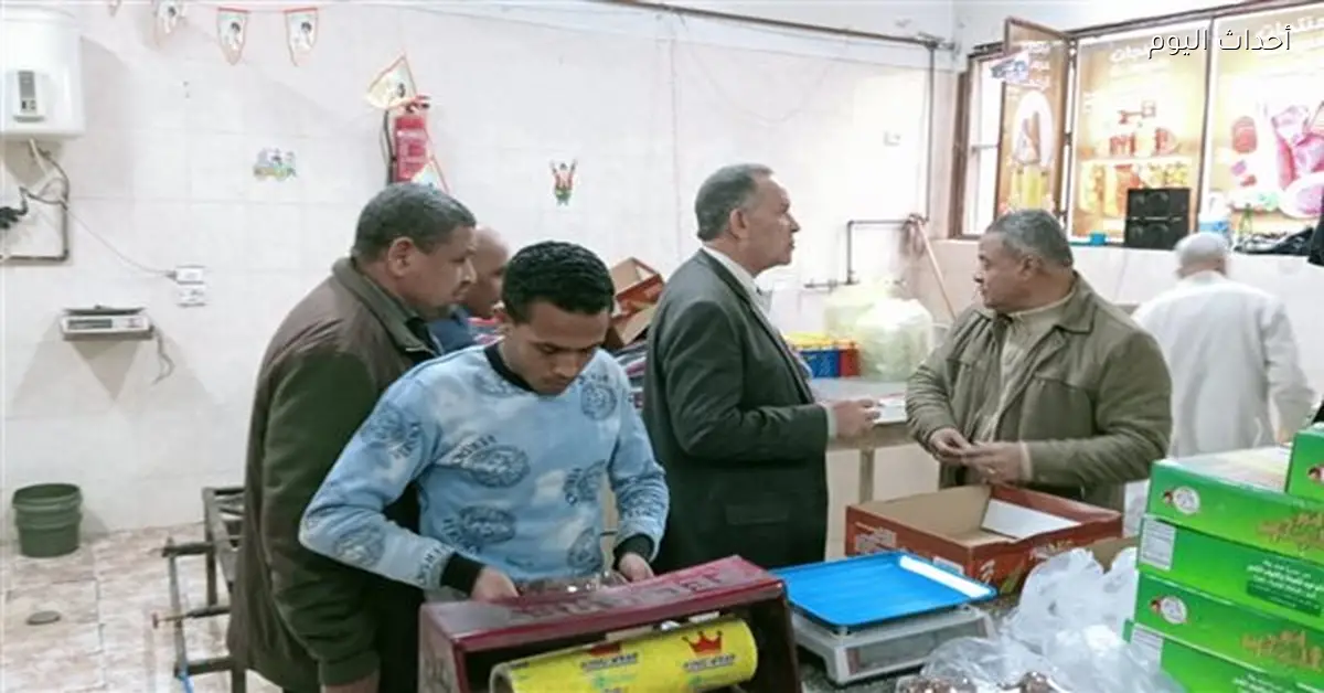 وكيل تعليم أسيوط يزور معرض منتجات المدارس الزراعية