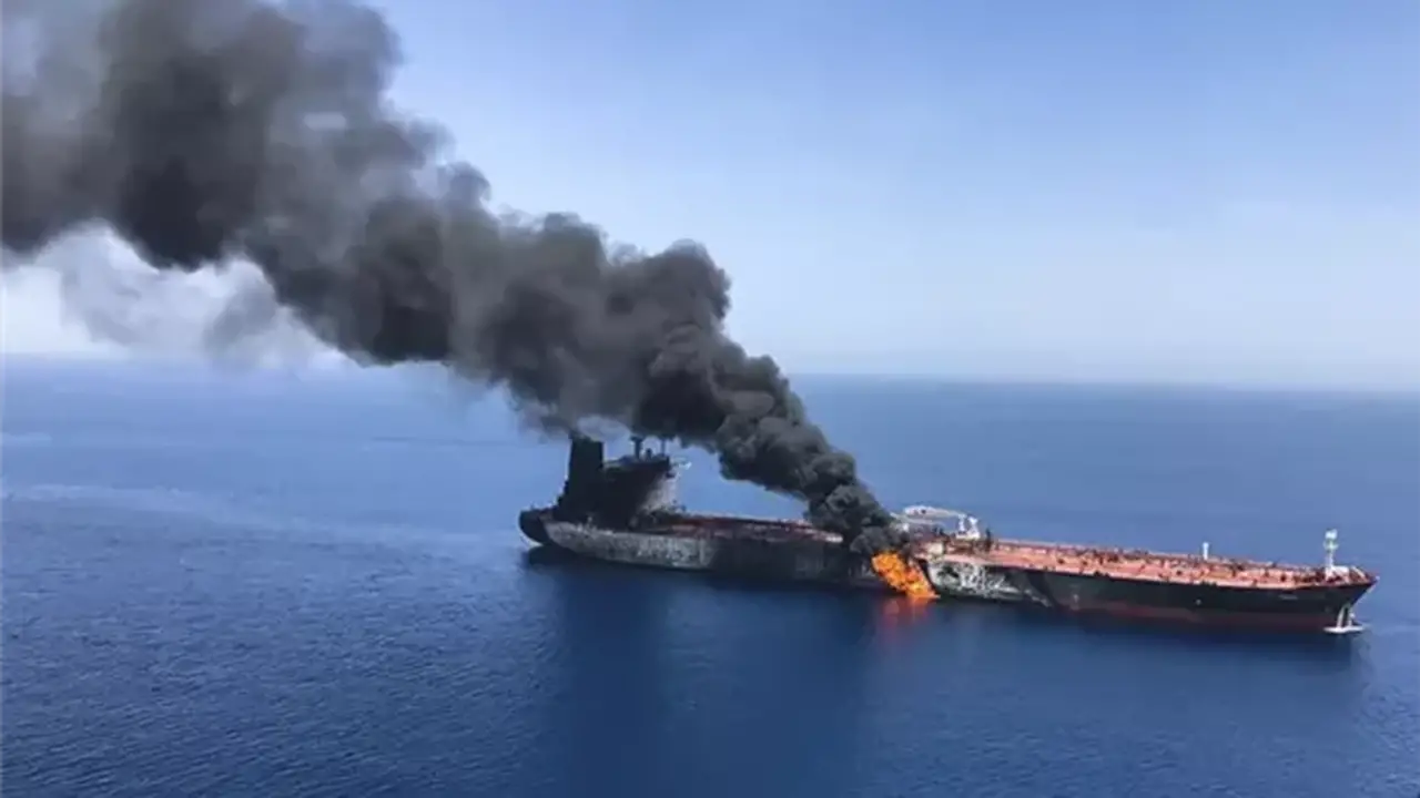الهيئة البحرية البريطانية: إصابة ناقلة نفط بمقذوف في مضيق هرمز