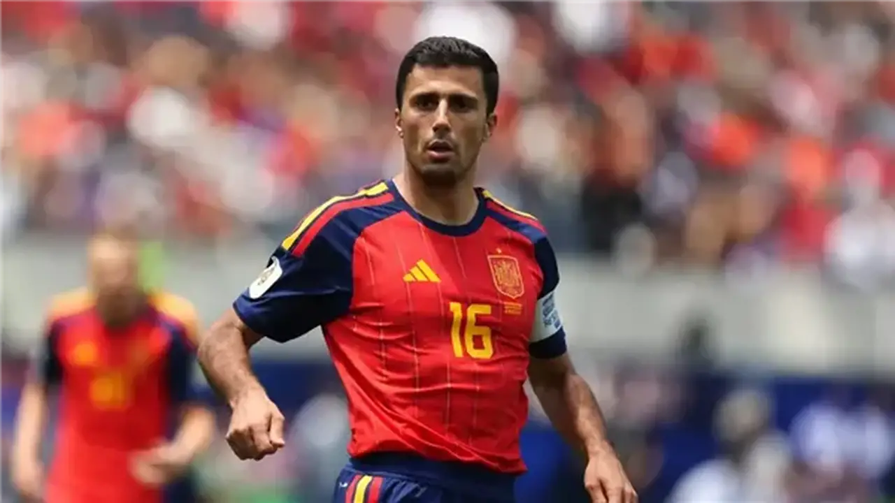 رودري يتألق مع جماهير برشلونة بعد توقيعه للفريق الكتالوني (فيديو)