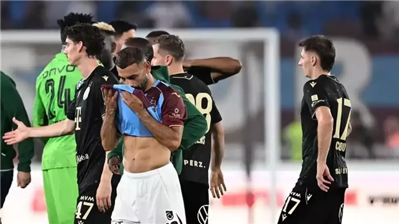 لحظة تأثر محمد صلاح بعد خسارة طرابزون سبور أمام فيرينتسفاروشي (فيديو)