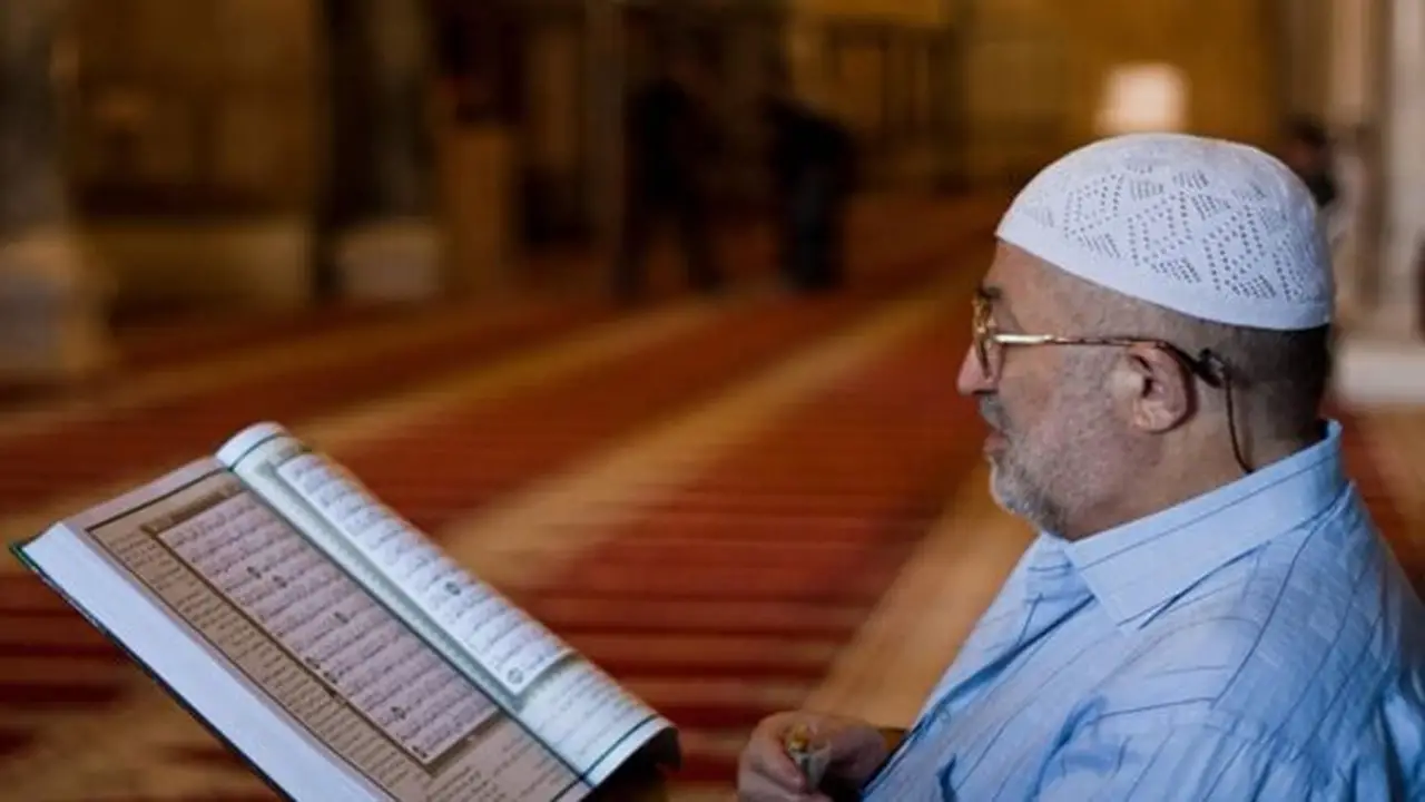 حكم قراءة القرآن بالعين دون نطق الآيات: الأزهر يوضح