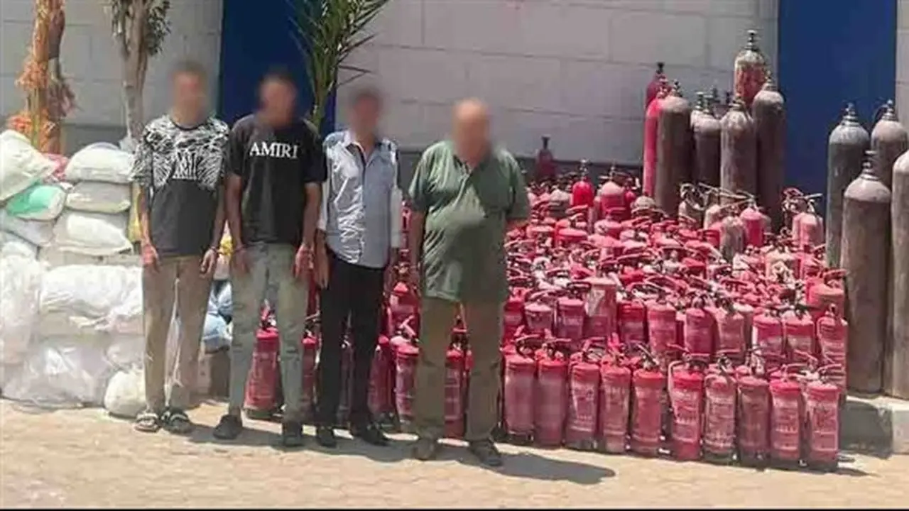كواليس ضبط مخزن غير مرخص لإعادة تعبئة طفايات الحريق بمواد غير مطابقة للمواصفات