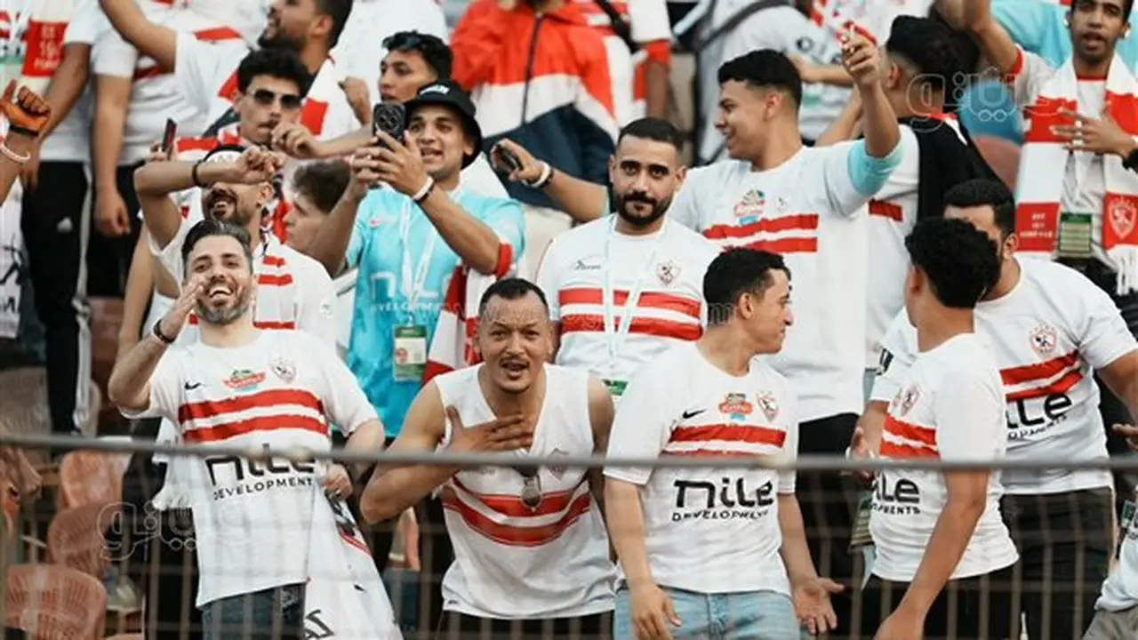 محمد عواد يهدي جماهير الزمالك القميص رقم 1 بعد قرار حجبه (فيديو)