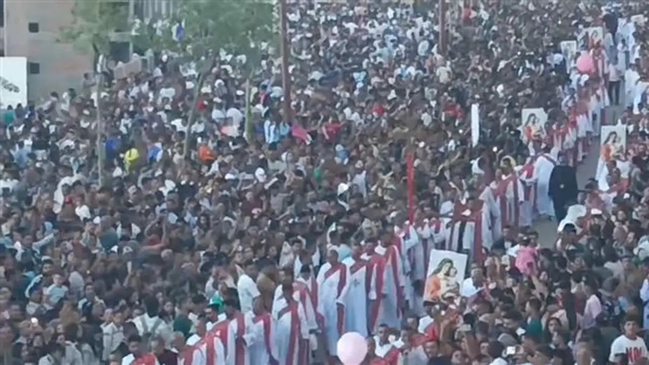 احتفالات مبهجة في دير العذراء بجبل أسيوط: مليون زائر يحتفلون بالزغاريد والبالونات (فيديو)