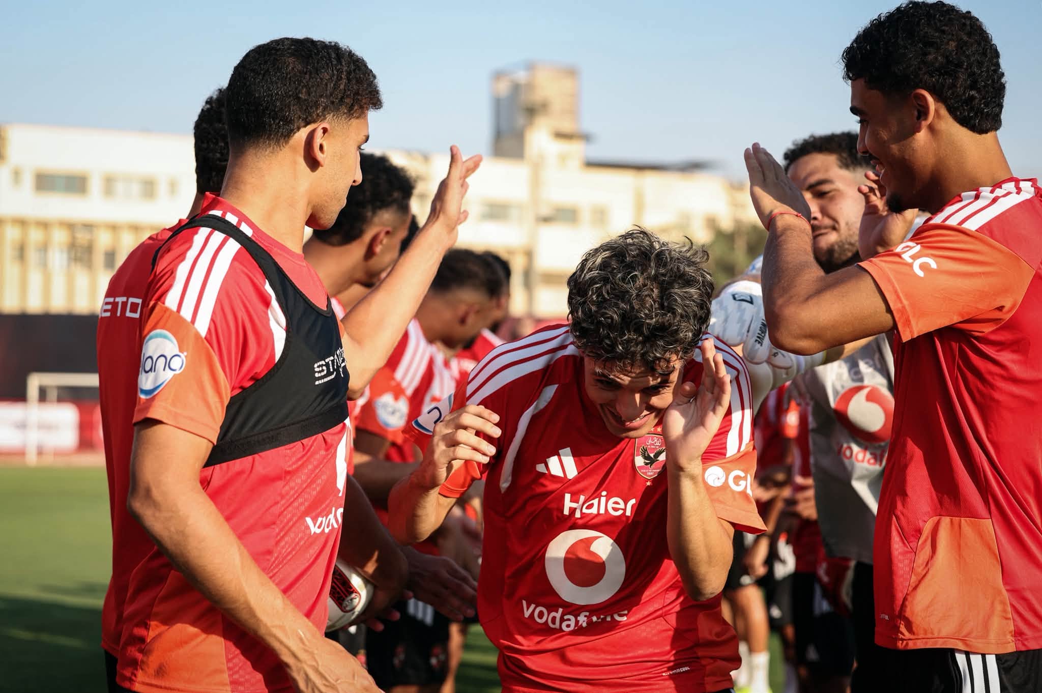 ترحيب لاعبي الأهلي بمحمود صلاح