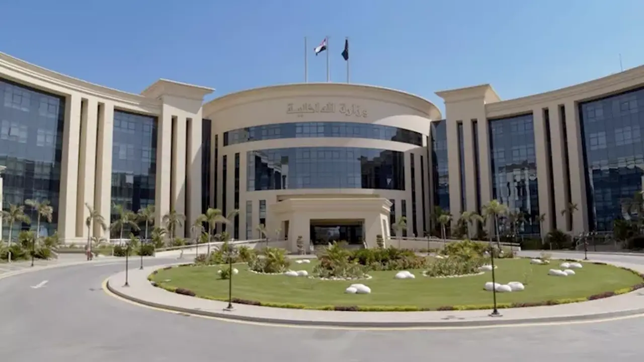 ضبط قائد سيارة سمح لفتيات بالجلوس خارج النوافذ احتفالًا بنجاحهن في القاهرة