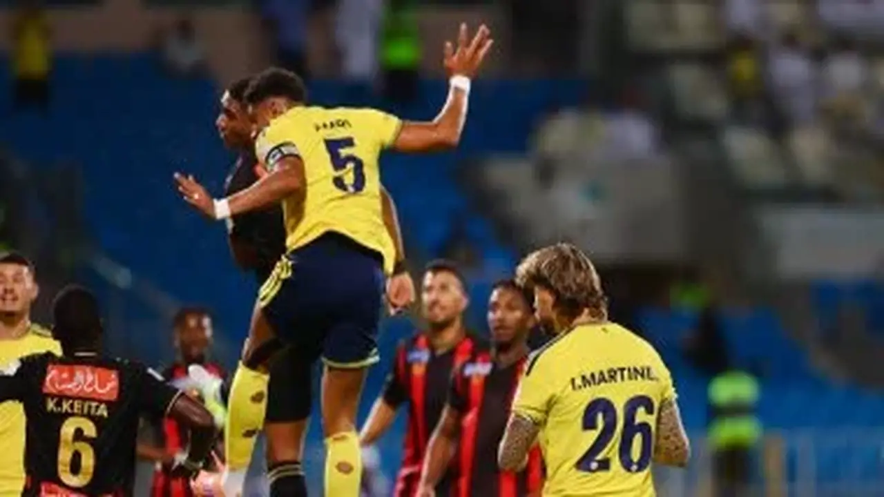 النصر يتفوق على الرياض بثنائية في الشوط الأول