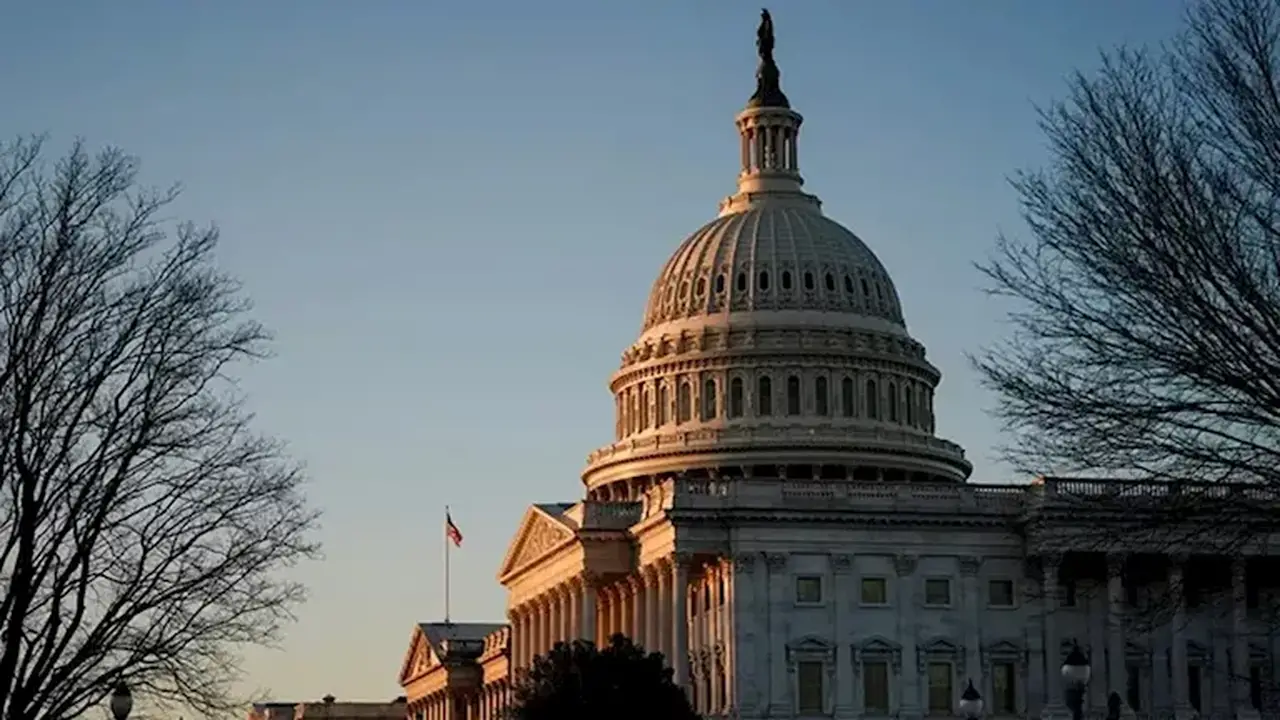 الشرطة الأمريكية تخلي الكابيتول بعد الاشتباه في مركبة قريبة