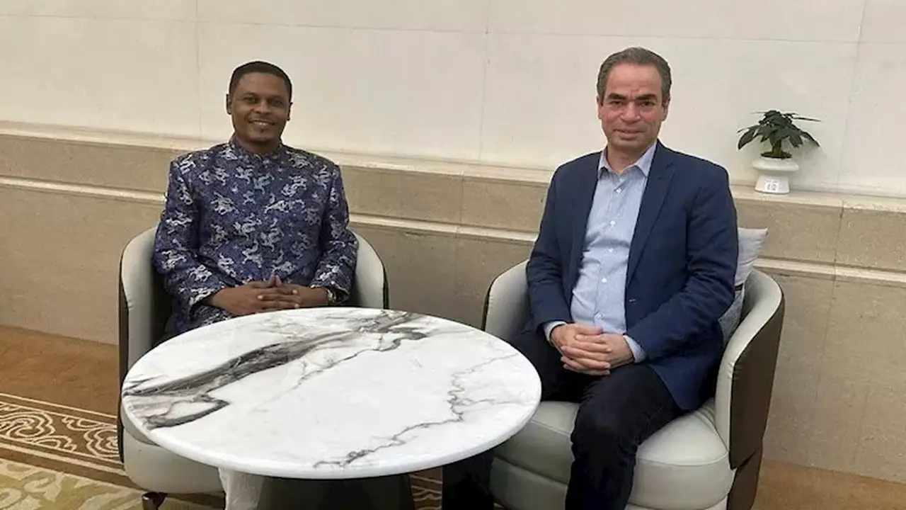 أحمد المسلماني يلتقي وزير الإعلام الصومالي لبحث تدريب الإعلاميين وترجمة البرامج